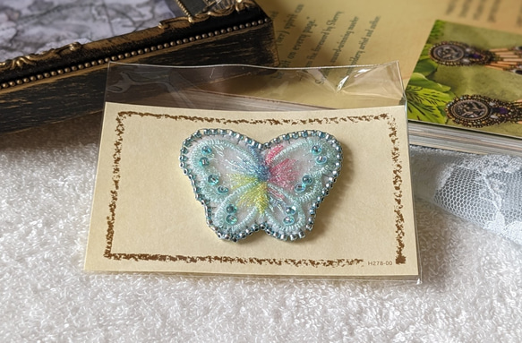 マグネットブローチ　蝶のモチーフ　ビーズ刺繍 1枚目の画像