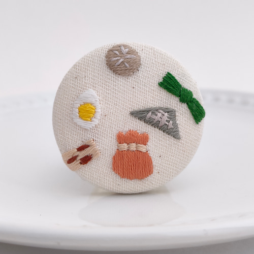 受注制作】おでんの具刺繍ブローチor刺繍ヘアゴム ブローチ かな