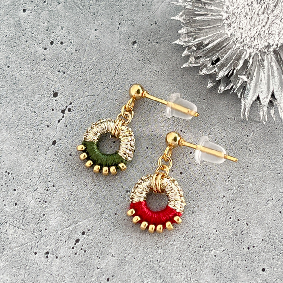 クリスマス限定カラー★色糸×ラメ糸のリトルリングピアスorイヤリング＊Creema限定クリスマス2025 1枚目の画像