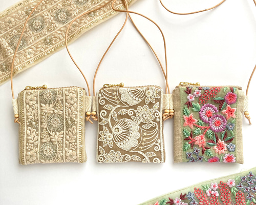 2410-37 手のひら巾着サシェ 香り袋 刺繍入り ローズネックレス ブルー 5ee6c699ea04d8520a63e4d4247186