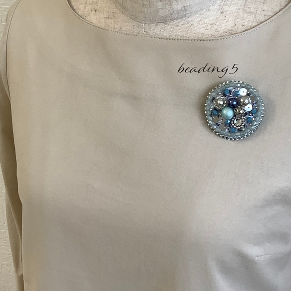 ビーズ刺繍のブローチ「ビジューブルー」(5y014) 4枚目の画像