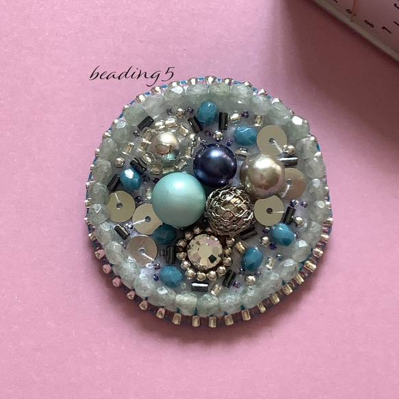 ビーズ刺繍のブローチ「ビジューブルー」(5y014) 2枚目の画像