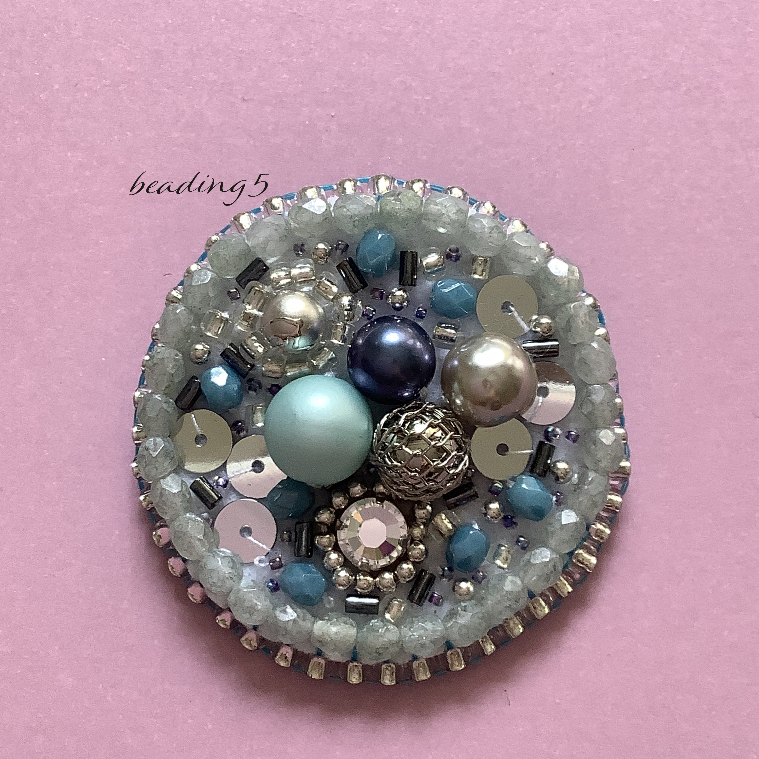 専用ページ ビーズブローチ ビーズ刺繍 アクセサリー 初めてでも気軽に作れて「かわいい！」と心ときめく、大人のため