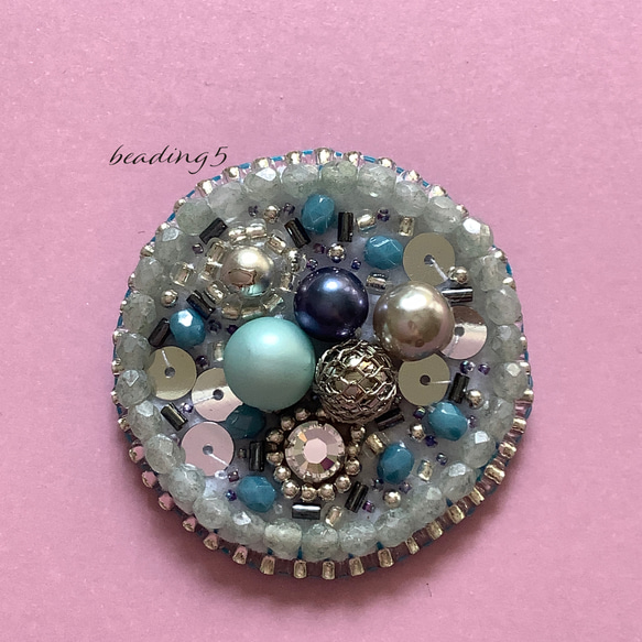 ビーズ刺繍のブローチ「ビジューブルー」(5y014) 1枚目の画像
