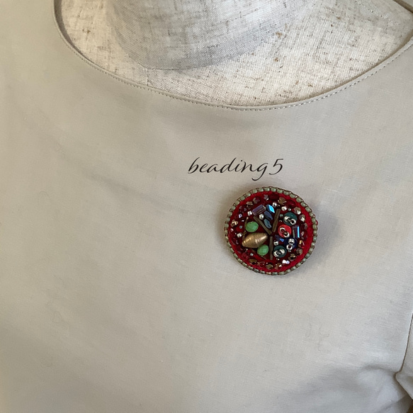 ビーズ刺繍のブローチ「レッド」(5y015) 5枚目の画像