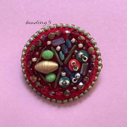 ビーズ刺繍のブローチ「レッド」(5y015) 1枚目の画像