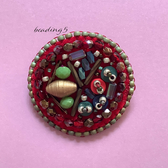 ビーズ刺繍のブローチ「レッド」(5y015) 1枚目の画像