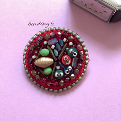 ビーズ刺繍のブローチ「レッド」(5y015) 2枚目の画像