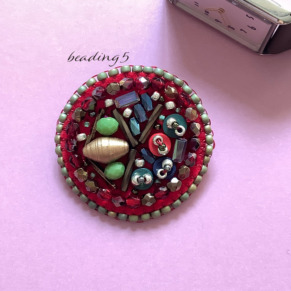 ビーズ刺繍のブローチ「レッド」(5y015) 2枚目の画像