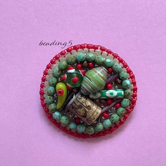ビーズ刺繍のブローチ「グリーン」(5y016) 1枚目の画像