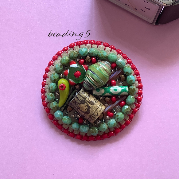 ビーズ刺繍のブローチ「グリーン」(5y016) 2枚目の画像