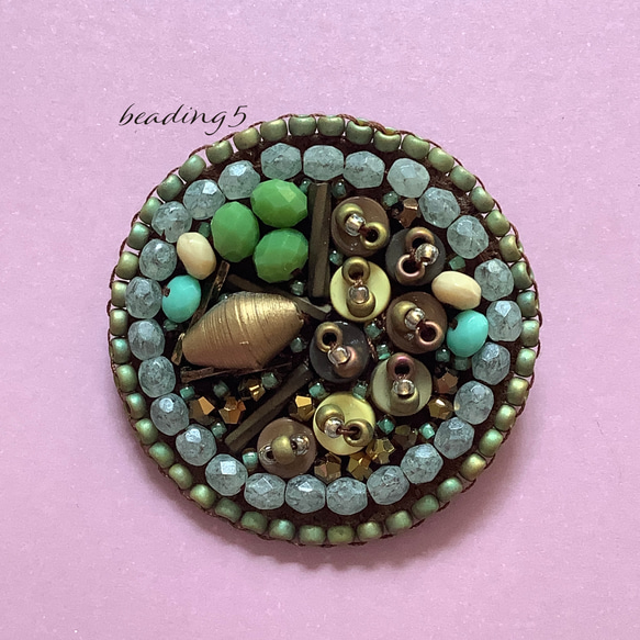 ビーズ刺繍のブローチ「グレー」(5y017) ブローチ beading5 通販
