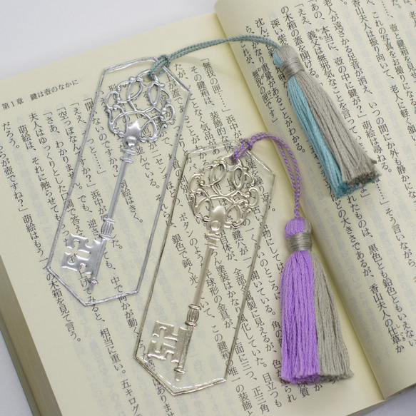 手描き栞(しおり) -Elegant key- お好きな色でタッセル 1枚目の画像