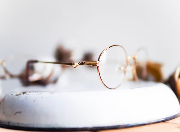 鹿兒島閃爍霓虹派對 金絲雕花鼻角眼鏡鏡框 Japan 金框 glasses 第5張的照片