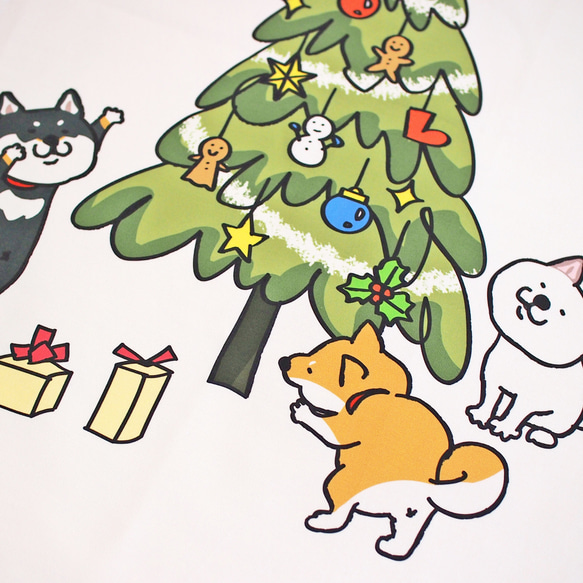 柴犬ちゃんたちのクリスマスタペストリー ワンちゃんとクリスマスツリー 3枚目の画像