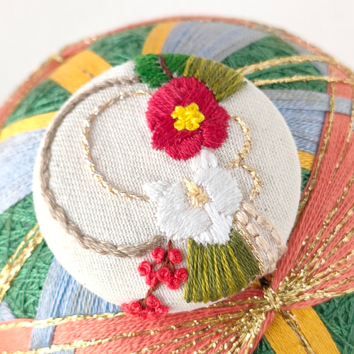 ハンドメイド 【お正月】刺繍ブローチ 焦げ臭い