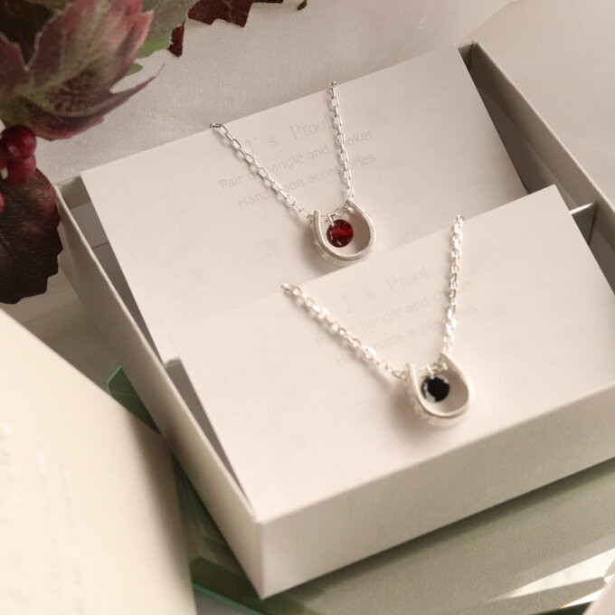 ガーネットオニキス幸運ホースシューペアネックレス【選べるギフト】