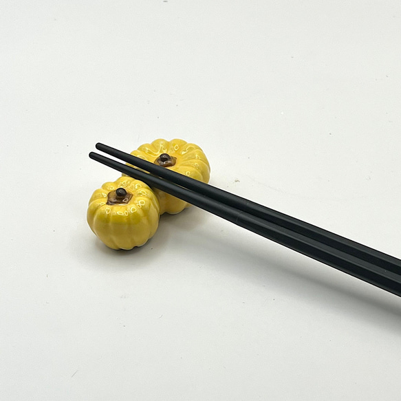 黄色いカボチャ箸置き◆京焼・清水焼 テーブルのアクセントにもおすすめ！ 2枚目の画像