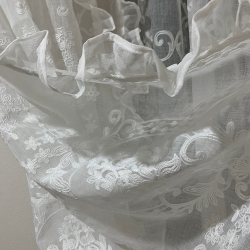 当店特製生地 アンティーク風刺繍柄レースカーテン フリル付きのれん