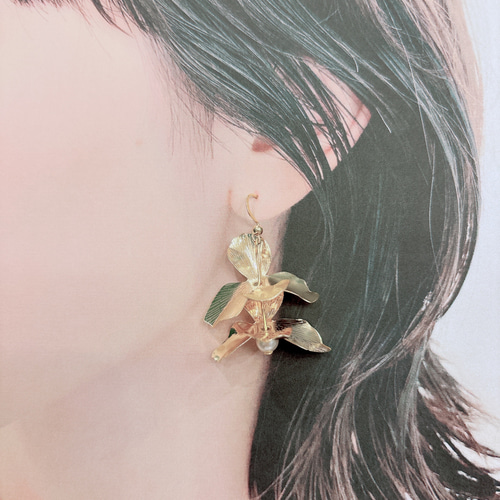メタルフラワーの揺れるﾋﾟｱｽ/ｲﾔﾘﾝｸﾞ No.119 ピアス（フック・チェーン 