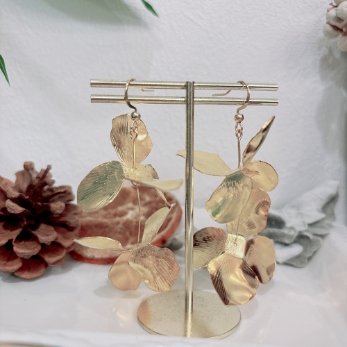大ぶりメタルフラワーの揺れるﾋﾟｱｽ/ｲﾔﾘﾝｸﾞ No.121 ピアス（フック