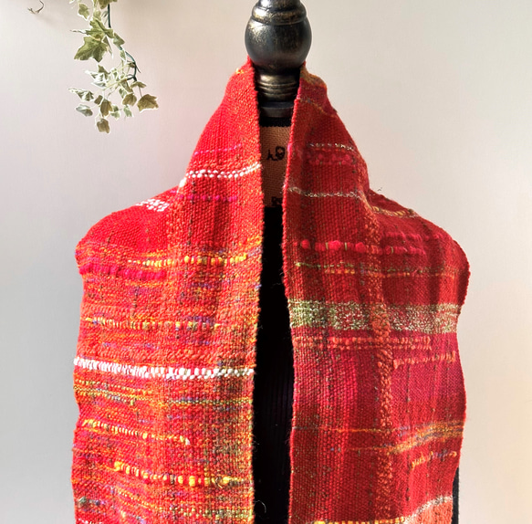 ビビットな赤の 手織り ウールマフラー/防寒 プレゼント（23-03） 8枚目の画像