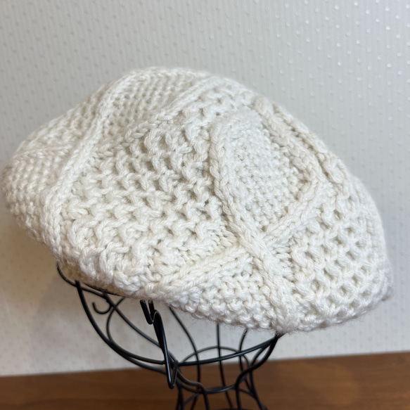 [在庫材料整理作品セール作品]アランで編み上げた少し丸みを帯びた仕上げのベレー帽 6枚目の画像