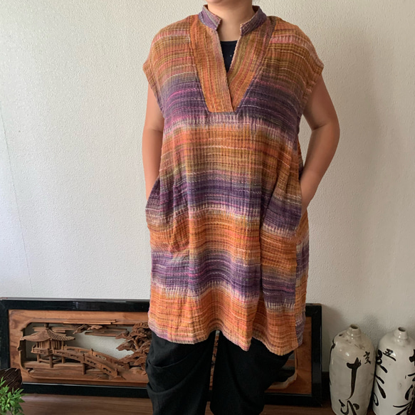 ロング丈手織り綿チュニック　襟元と後ろベルトでよりかっこいい　オレンジ紫絣 4枚目の画像