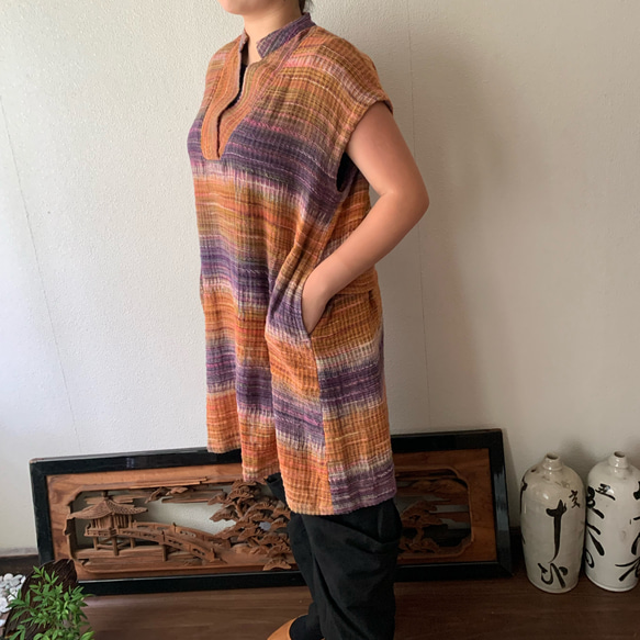 ロング丈手織り綿チュニック　襟元と後ろベルトでよりかっこいい　オレンジ紫絣 5枚目の画像
