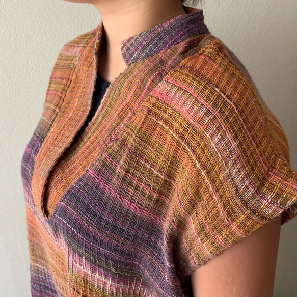 ロング丈手織り綿チュニック　襟元と後ろベルトでよりかっこいい　オレンジ紫絣 7枚目の画像