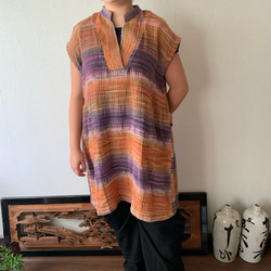 ロング丈手織り綿チュニック　襟元と後ろベルトでよりかっこいい　オレンジ紫絣 3枚目の画像