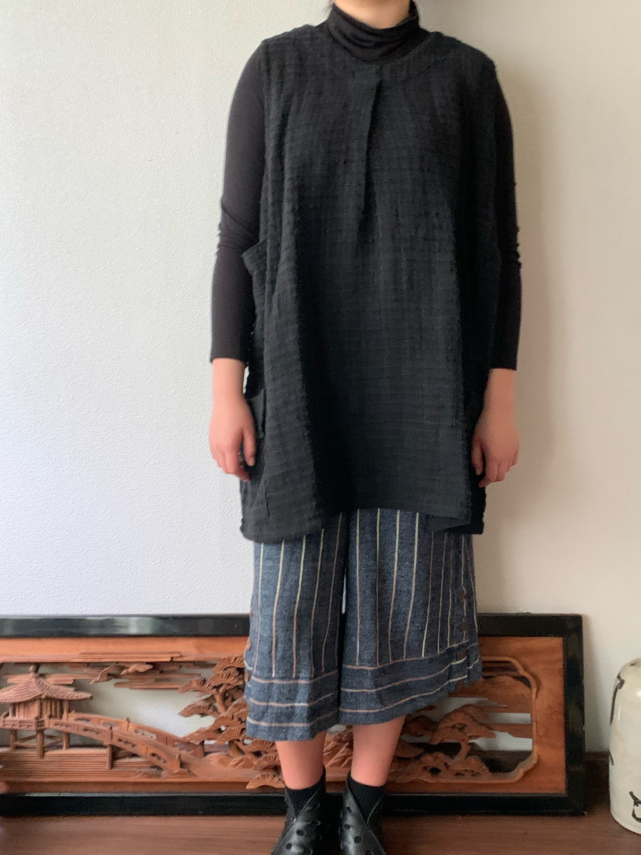 生地厚め手織り綿裾ワイドのガウチョ　すとんと落ちるシンプルラインで体型もすっきり、でも裾横ボタンで遊んでます　青グレイ絣
