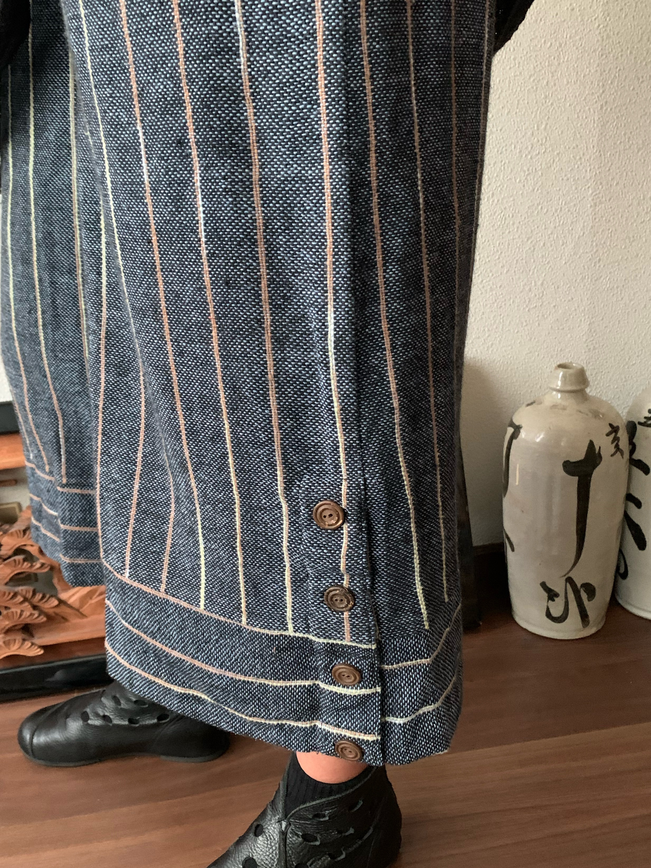 生地厚め手織り綿裾ワイドのガウチョ　すとんと落ちるシンプルラインで体型もすっきり、でも裾横ボタンで遊んでます　青グレイ絣