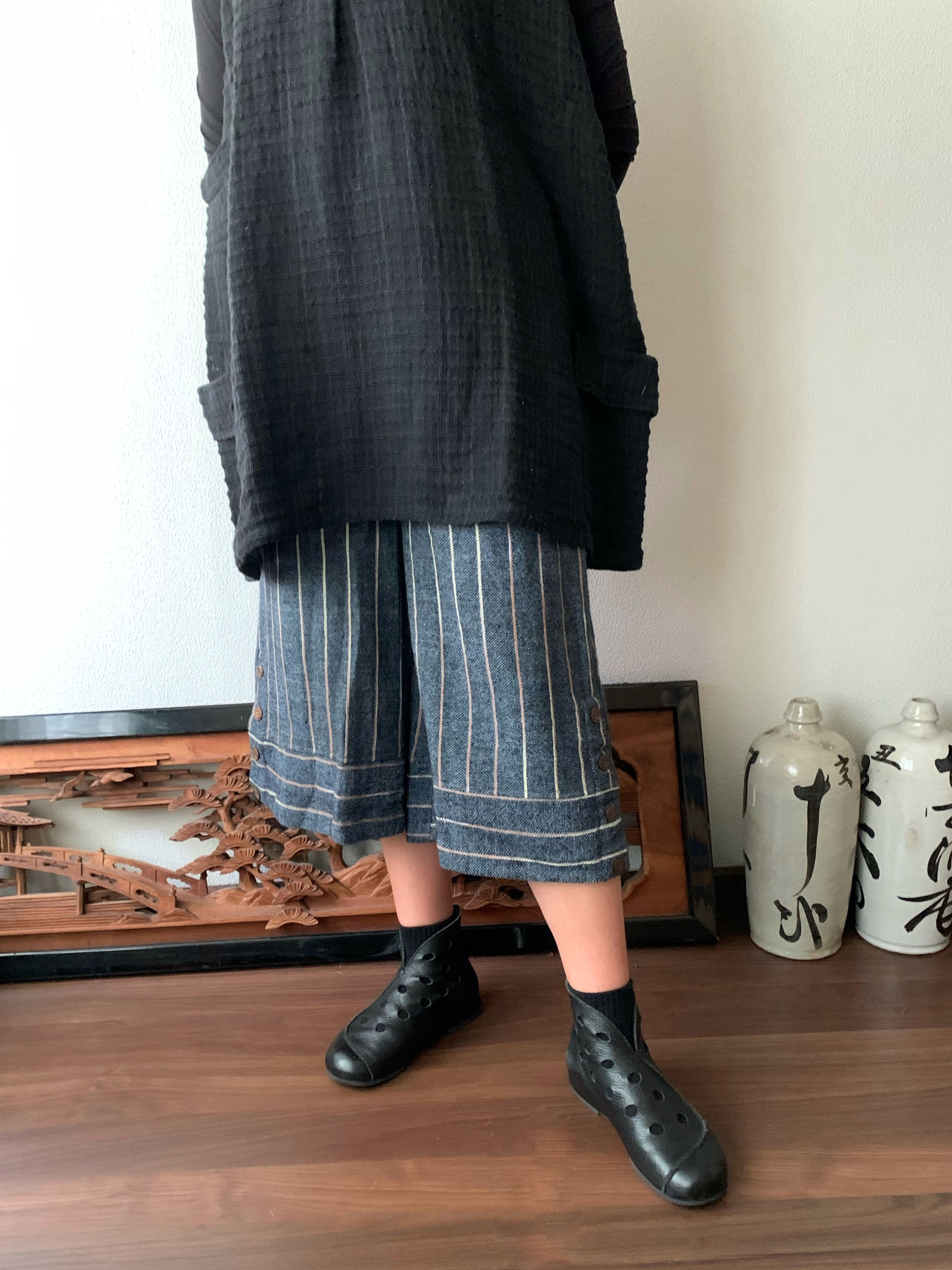 生地厚め手織り綿裾ワイドのガウチョ　すとんと落ちるシンプルラインで体型もすっきり、でも裾横ボタンで遊んでます　青グレイ絣