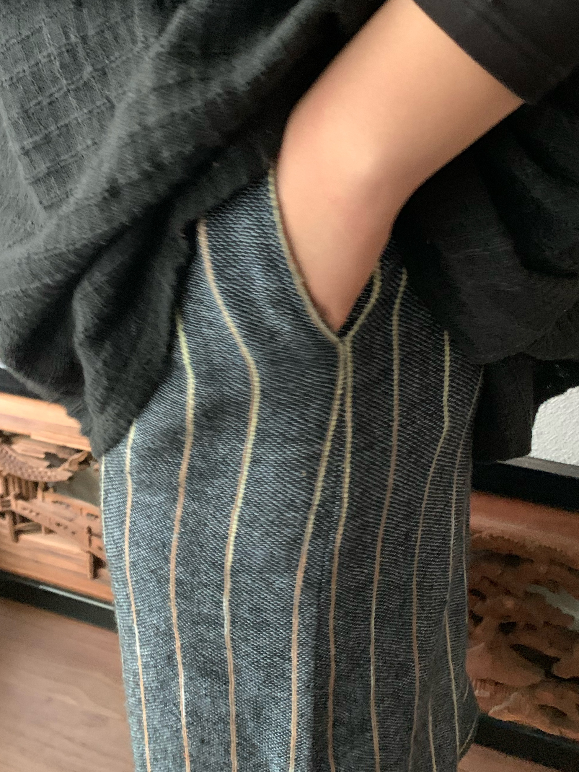 生地厚め手織り綿裾ワイドのガウチョ　すとんと落ちるシンプルラインで体型もすっきり、でも裾横ボタンで遊んでます　青グレイ絣