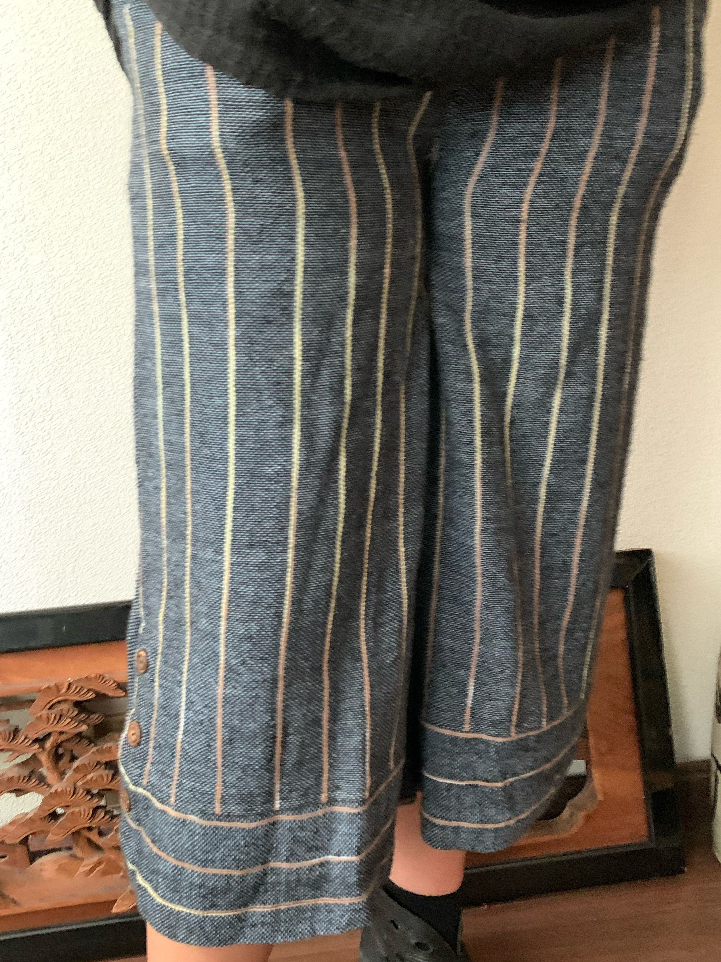 生地厚め手織り綿裾ワイドのガウチョ　すとんと落ちるシンプルラインで体型もすっきり、でも裾横ボタンで遊んでます　青グレイ絣