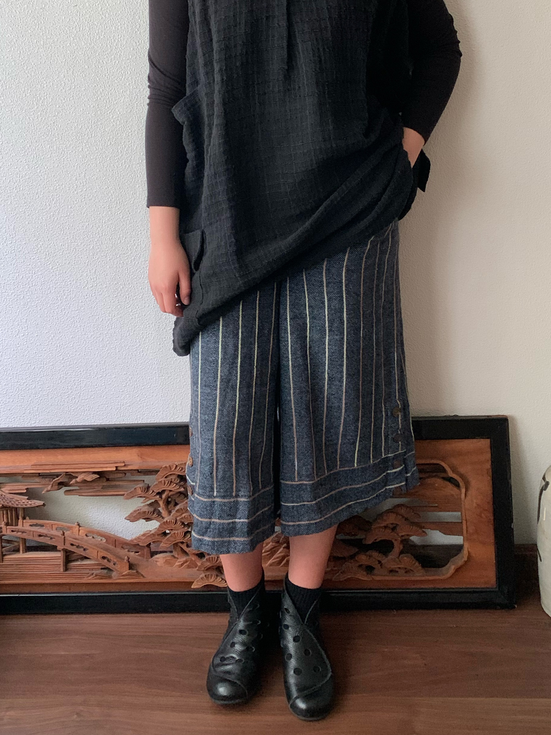生地厚め手織り綿裾ワイドのガウチョ　すとんと落ちるシンプルラインで体型もすっきり、でも裾横ボタンで遊んでます　青グレイ絣