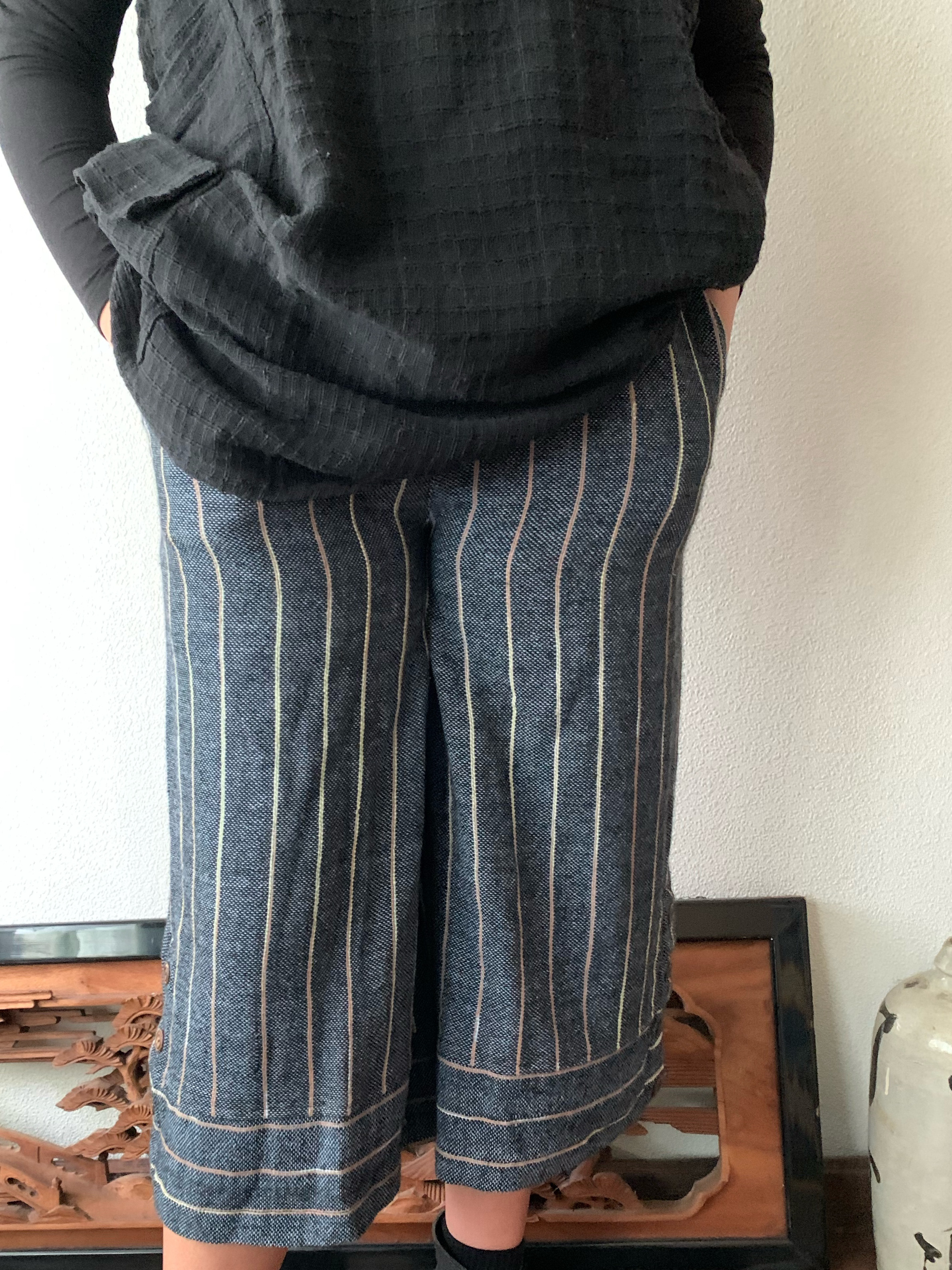 生地厚め手織り綿裾ワイドのガウチョ　すとんと落ちるシンプルラインで体型もすっきり、でも裾横ボタンで遊んでます　青グレイ絣