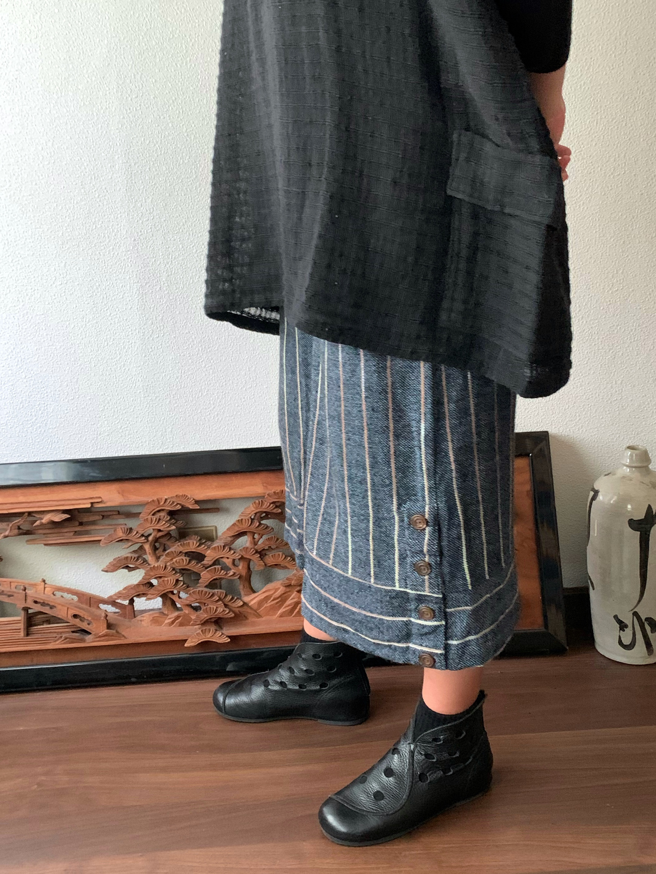 生地厚め手織り綿裾ワイドのガウチョ　すとんと落ちるシンプルラインで体型もすっきり、でも裾横ボタンで遊んでます　青グレイ絣