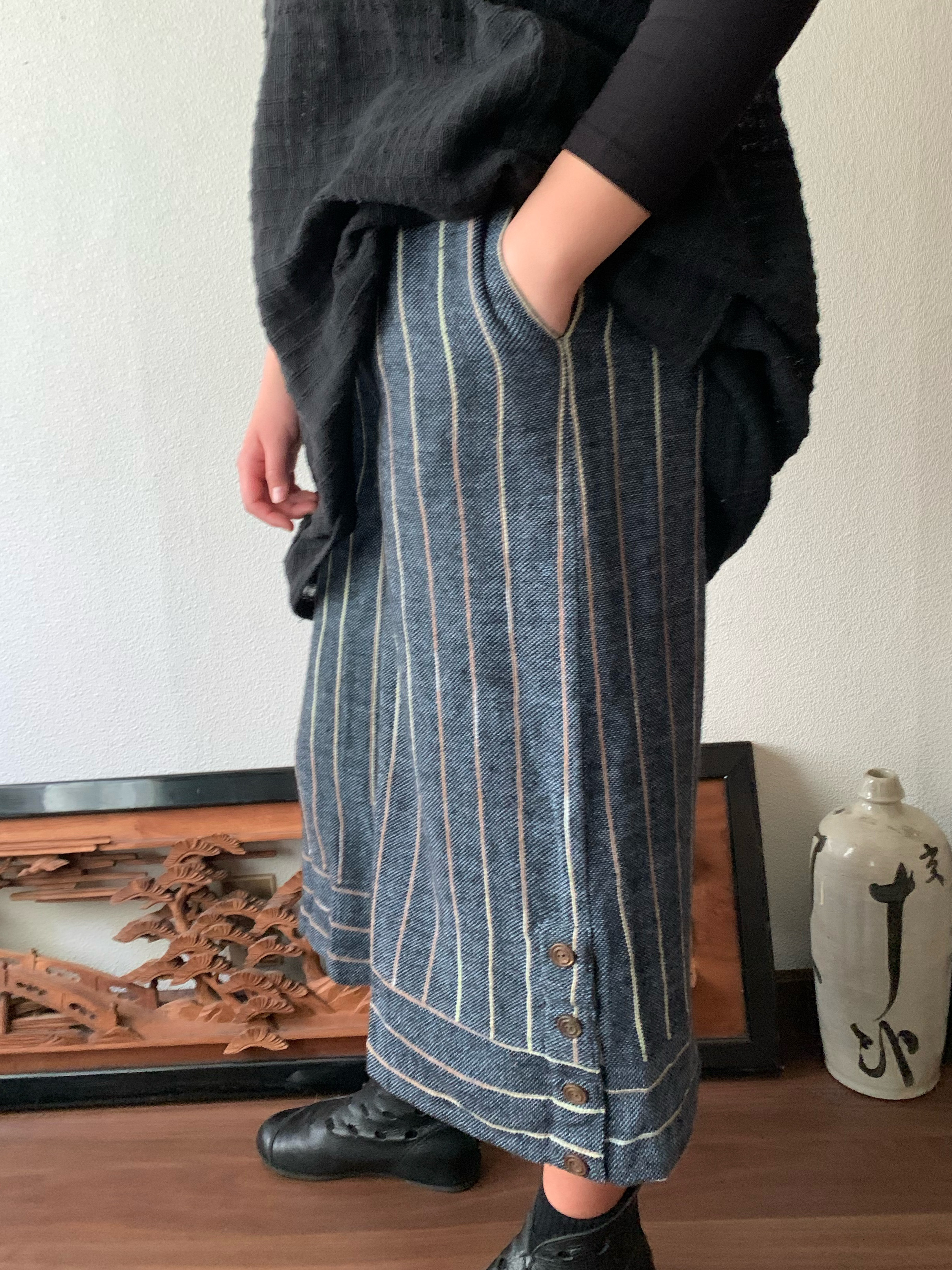 生地厚め手織り綿裾ワイドのガウチョ　すとんと落ちるシンプルラインで体型もすっきり、でも裾横ボタンで遊んでます　青グレイ絣