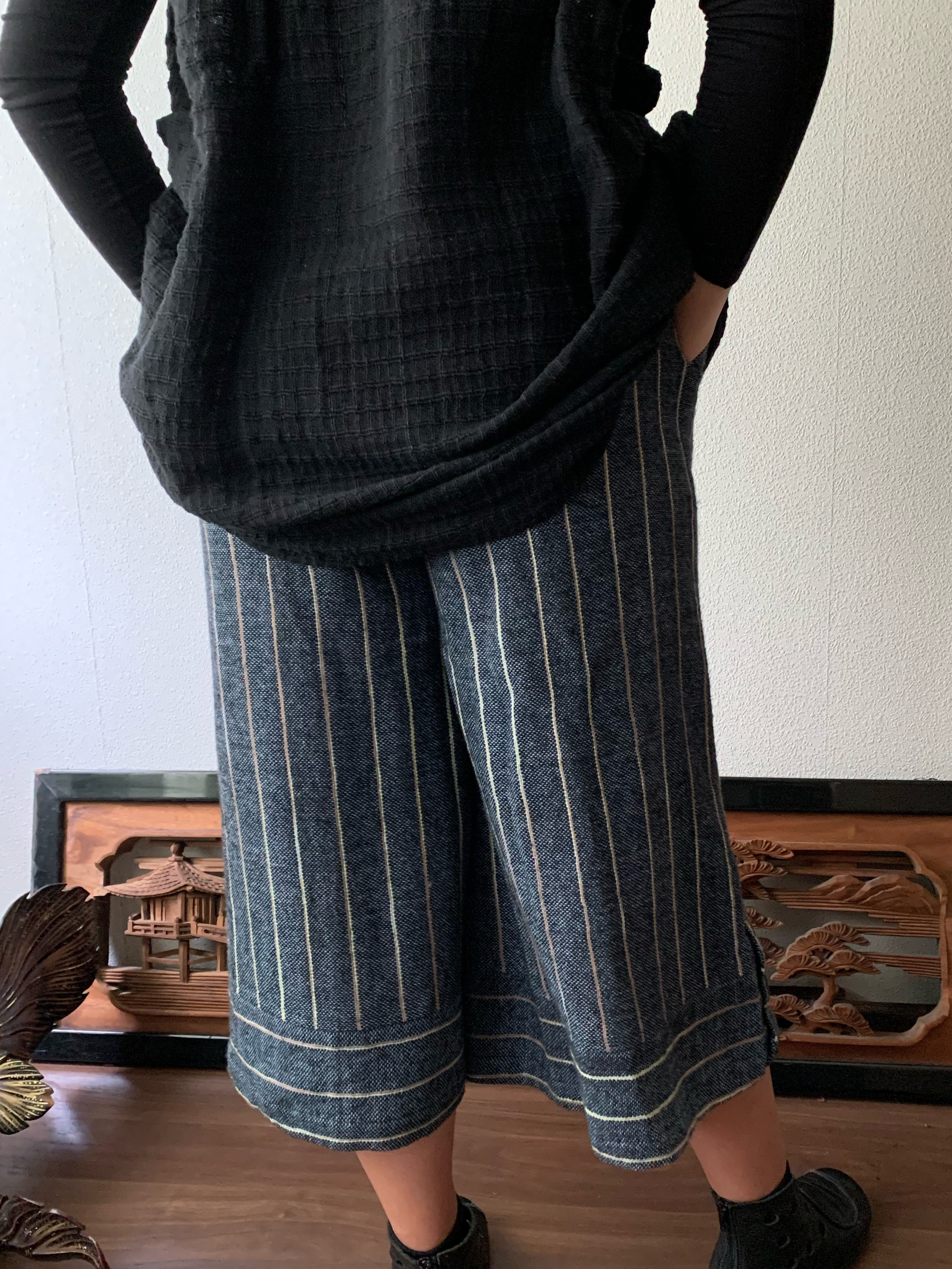 生地厚め手織り綿裾ワイドのガウチョ　すとんと落ちるシンプルラインで体型もすっきり、でも裾横ボタンで遊んでます　青グレイ絣
