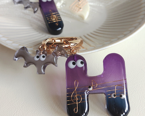 おばけ音符ダークなイニシャルキーホルダー ☆ハロウィンギフト