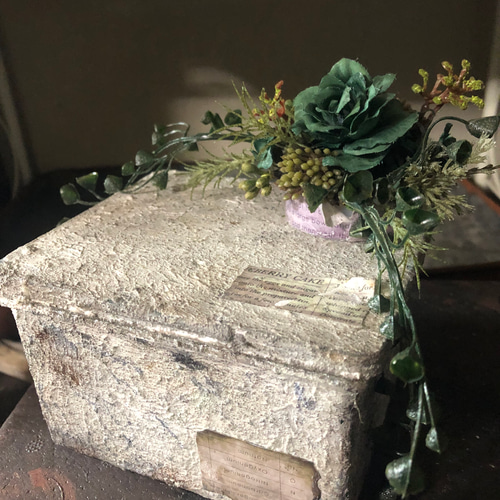 コンクリートブロック風、オブジェボックス、フラワーアレンジメント