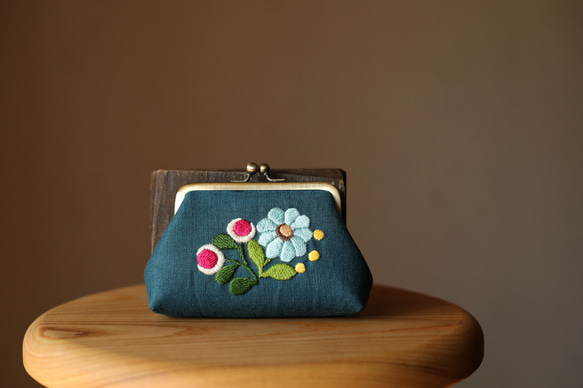 ブルーグリーンリネン　花刺繍　がま口ポーチ　S 1枚目の画像