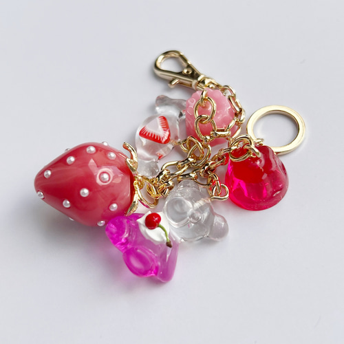 いちご好きのあなたに贈る いちごだらけスイーツのバッグチャーム  