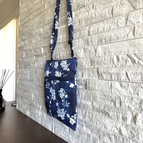 クリーマ限定特別価格　ポシェットバッグ / サコッシュ - Blue Satin Floret 3枚目の画像