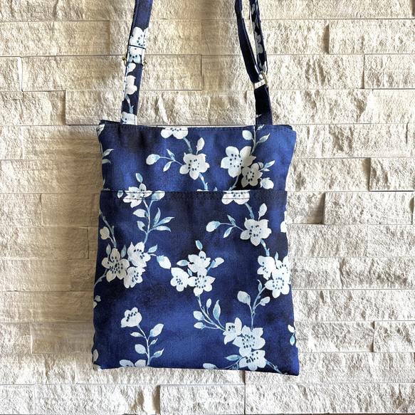 クリーマ限定特別価格　ポシェットバッグ / サコッシュ - Blue Satin Floret 5枚目の画像