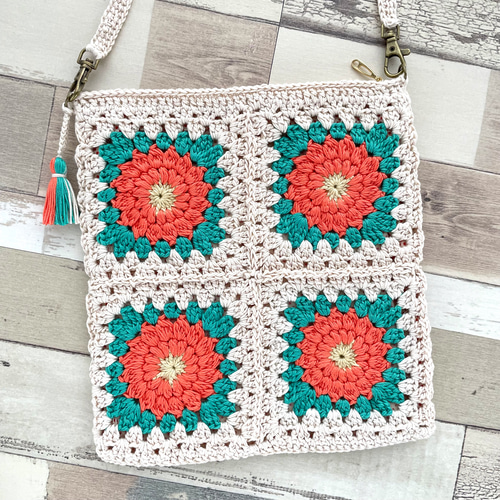 コトゥー cotoo バック　花モチーフ　ビジュー Crochet flower motif bag. - YouTube