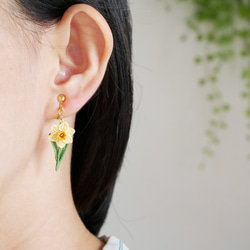ゆらゆら揺れる黄色水仙のピアス/イヤリング（受注制作/レース編み