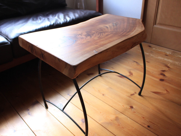 存在感のある　天然木　欅の一枚板のテーブル　リビングテーブル　センターテーブル　カフェテーブル　コーヒーテーブル　 3枚目の画像